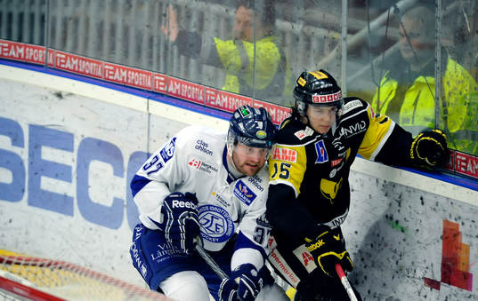 Västerås nr 15 Kevin Weiskog och Leksands nr 37 Mattias