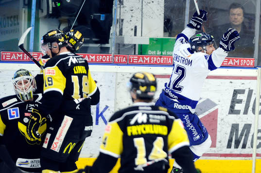 Jubel 1-2 målet av Leksands nr 32 Jens Bergenström
