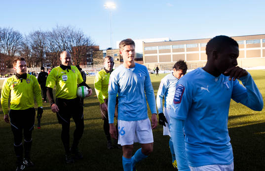 Petter Thelin, Malmö FF, lämnar planen tillsammans med,