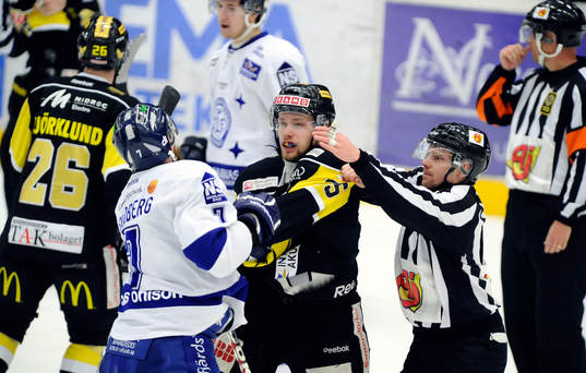 Slagsmål mellan Leksands nr 7 Johan Svedberg och