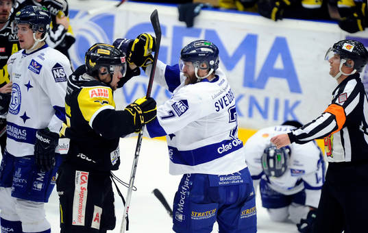 Slagsmål mellan Leksands nr 7 Johan Svedberg och