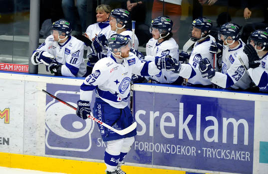 Leksands nr 32 Jens Bergenström jublar 1-2 målet