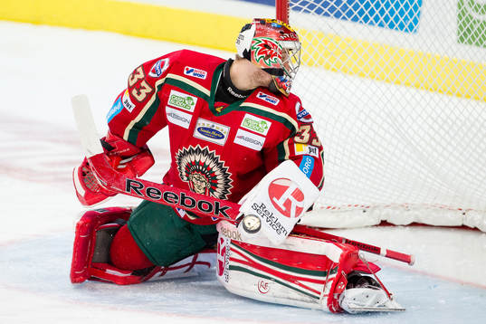 Julius Hudacek, målvakt Frölunda tittar