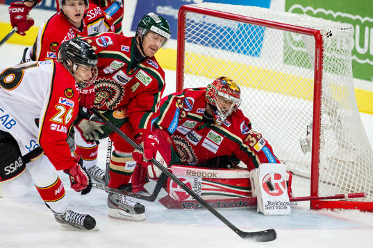Per-Johan Axelsson, Frölunda hjälper Julius Hudacek,