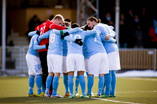 Malmö FF, i en ring innan matchstart