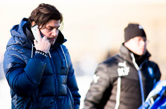 Miiko Albornoz, Malmö FF, pratar i telefon