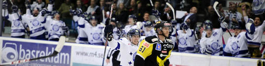 Hela Leksands bänk jublar 1-3 målet av Leksands nr 12