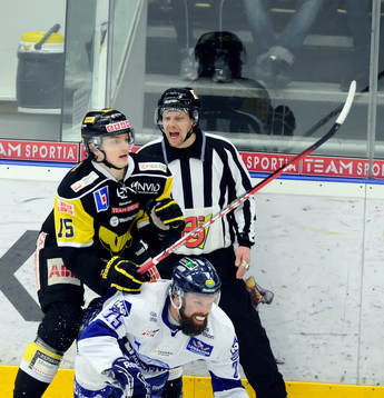 Leksands nr 29 Joonas Rönnberg och Västerås nr 15 Kevin