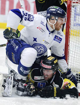 Leksands nr 32 Jens Bergenström trycker ner Västerås nr