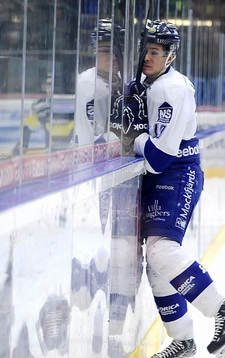 Leksands nr 13 Jon Knuts krockar med sargen