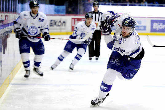 Leksands nr 6 Patrik Hersley står på ett ben