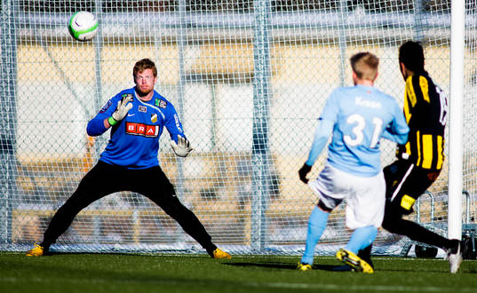 Simon Kroon, Malmö FF, med ett bra läge i slutminuten,