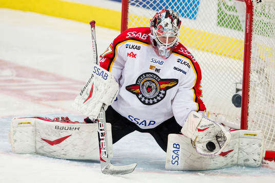 Johan Gustafsson, målvakt, Luleå räddar med plocken