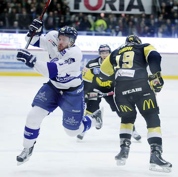 Leksands nr 6 Patrik Hersley och Västerås nr 19 Andreas