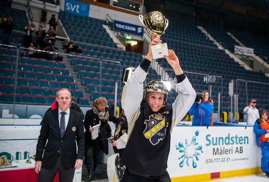 AIKs Gizela Blom lyfter pokalen