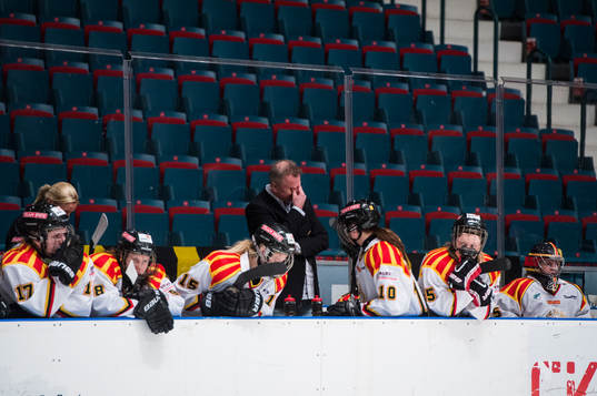 Depp i Brynäs. I mitten Henrik Orevik, tränare