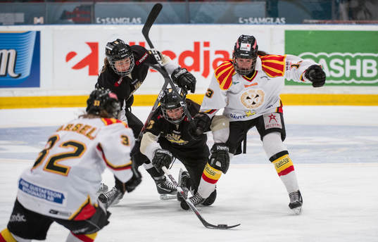 AIKs Fanny Rask kastar sig in i mitten och tar pucken