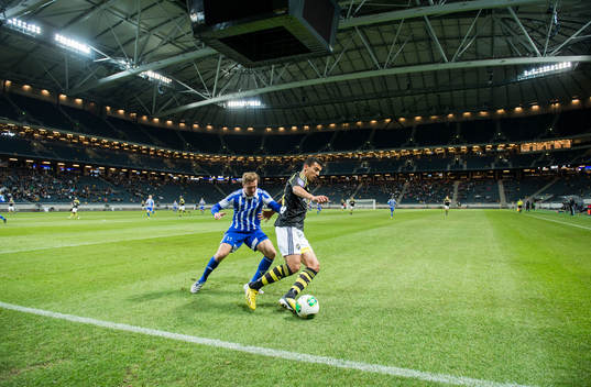 Nabil Bahoui, AIK hämtar upp en långboll på AIKs