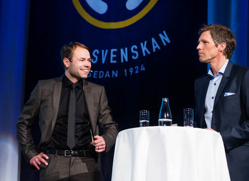Andreas Alm, tränare AIK, i samtal med Jens Fjellström, C