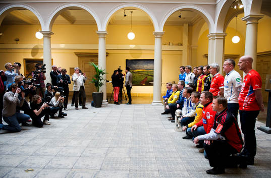 den allsvenska tränarna fotas av en hög med fotografer