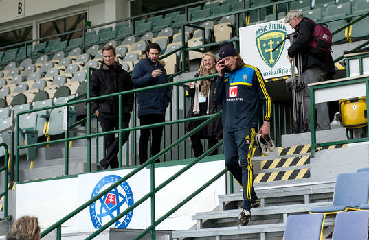 Jonas Olsson sköt en projektil rätt upp på pressläktaren