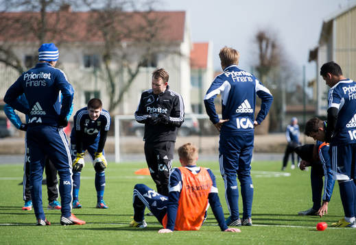 Mikael Stahre, tränare IFK Göteborg, har genomgång med
