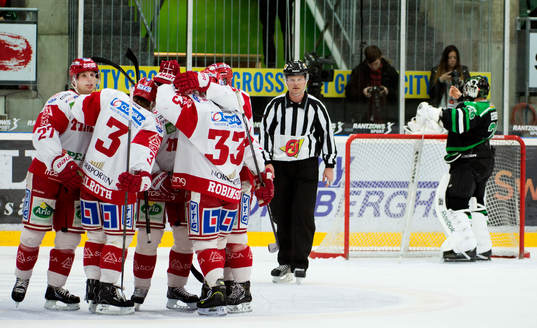 Timrå jublar och Martin Gerber, målvakt, Rögle, deppar