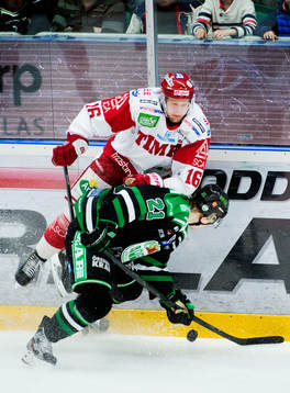Ted Brithén, Rögle, tacklar Alexander Larsson, Timrå,