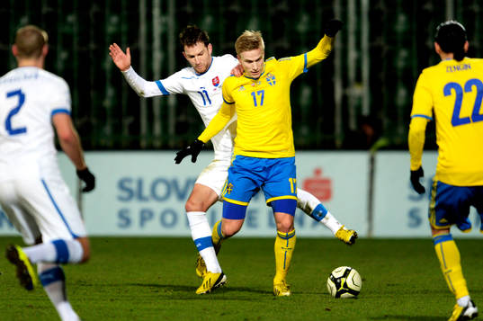 Oscar Wendt, Sverige, i kamp om bollen med Marek Bako