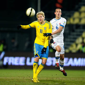 Ola Toivonen, Sverige, i kamp om bollen med Richard Lásik,