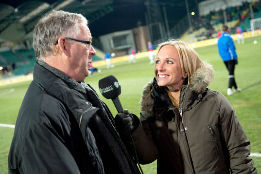 Kommentator på Viasat fotboll intervjuar Lars Lagerbäck