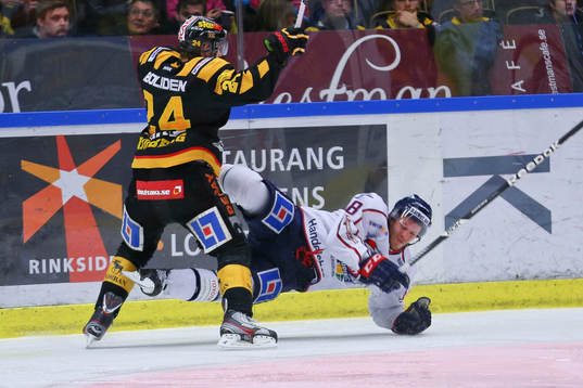 Skellefteås Oscar Lindberg tacklar ner Linköpings Albin