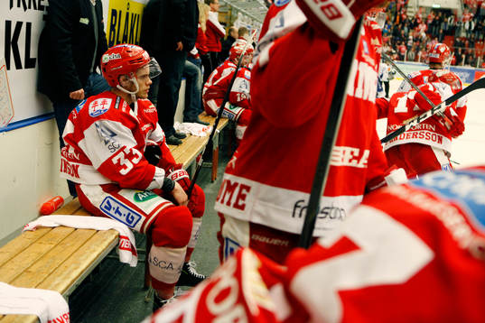 Mathew Robinson deppar då Timrå IK förlorade med 8-3 mot
