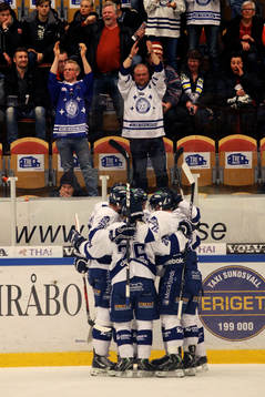 Jubel hos Leksandspelare då Leksand IF vann med 8-3 mot
