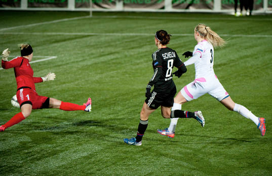 Lotta Schelin, Lyon rycker loss och gör 1-0