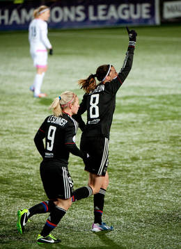 Lotta Schelin, Lyon. Jubel vid 1-0