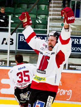 Marcus Weinstock,Örebro, skriker ut sin glädje