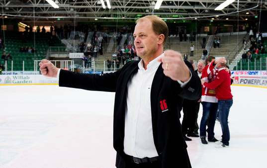 Pontus Gustafsson, sportchef i Örebro, jublar