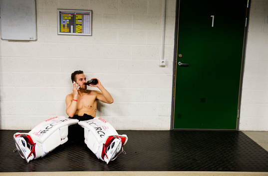 Tim Sandberg, målvakt, Örebro, firar med en öl i