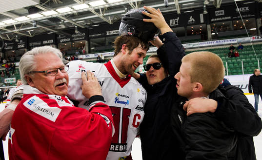 Henrik Löwdahl, Örebro, kramas om av fansen