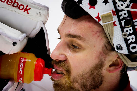 Tim Sandberg, målvakt, Örebro, dricker vatten