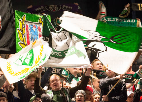 Färjestadsupporter hejar på sitt hemmalag i underläge