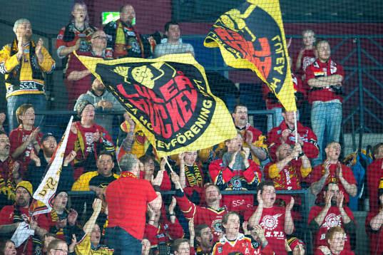 Tillresta Luleåsupporter jublar