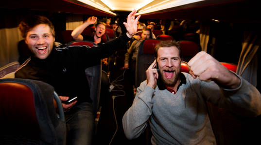 Henrik Löwdahl och Örebro jublar i bussen