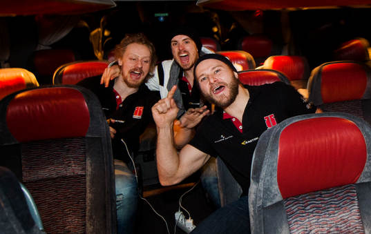 Marcus Weinstock, och andra i Örebro jublar högt i bussen