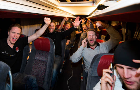 spelare i Örebro, jublar i bussen på väg hem