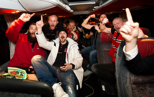 Emil Kåberg och andra i Örebro jublar högt i bussen på