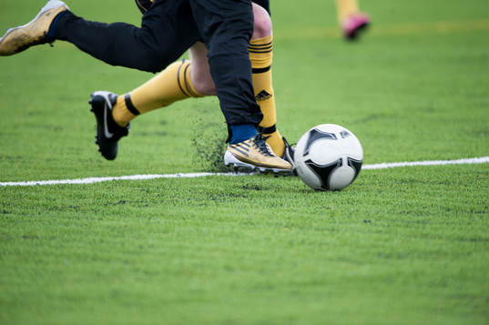 Konstgräs, fot, fötter, fotboll, granulat, fotbollsskor