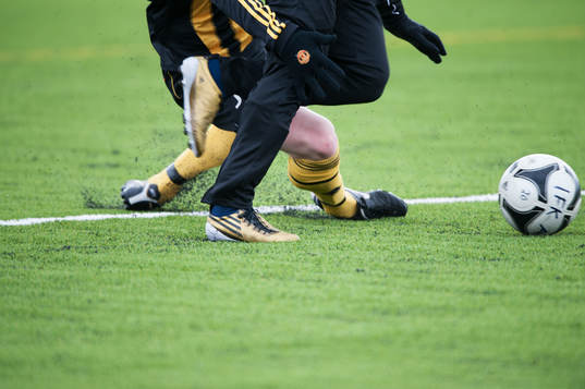 Konstgräs, fot, fötter, fotboll, granulat, fotbollsskor,