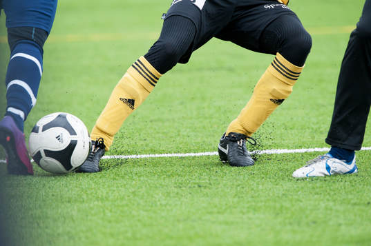 Konstgräs, fot, fötter, fotboll, granulat, fotbollsskor
